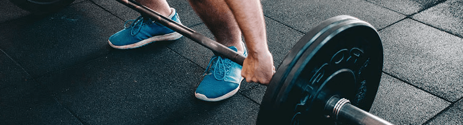 Gewichtheben Plattform in einem professionellen Fitnessstudio mit stabilen Abwurfplatten und rutschfester Standfläche