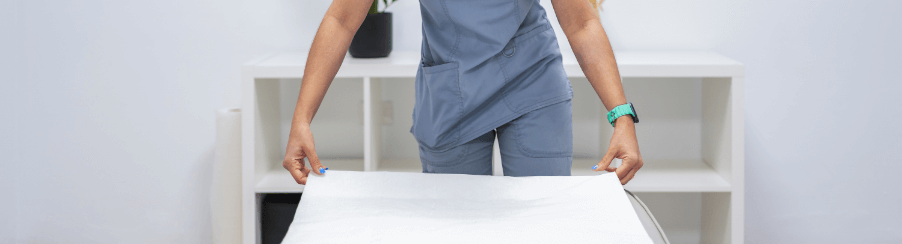 Steriles Ärztekrepp als Hygieneschutz für Behandlungsliegen im Therapiebedarf, geeignet für Physiotherapie, Praxis oder Klinik