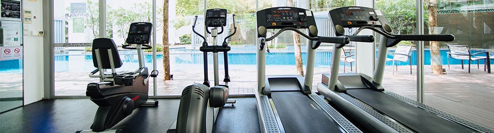 Verschiedene Cardiogeräte in einem Hotel-Fitnessstudio 