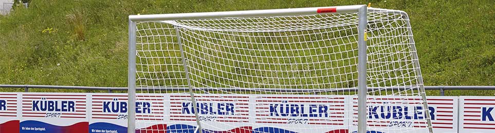 Fußballtor auf einem Fußballplatz mit Kübler Sport Bande