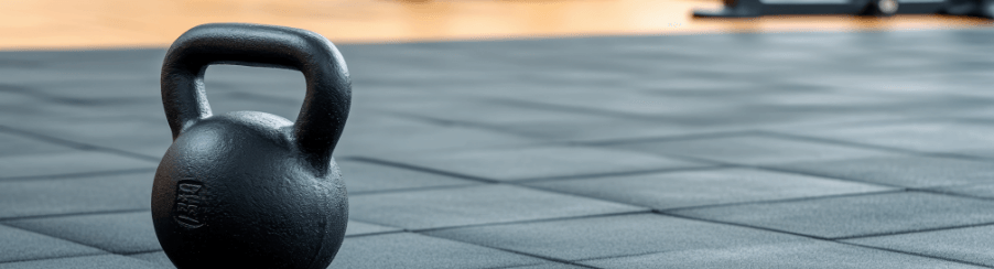 Fitnessraum mit verlegtem Gummi Sportboden für optimale Stoßdämpfung und Rutschfestigkeit