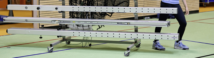 Verschiedene Turngeräte Zubehörteile für das Geräteturnen in einem Sportstudio.