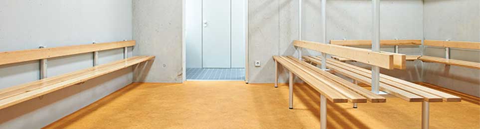 Umkleidebänke aus Holz in einem Umkleideraum