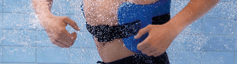 Frau und Mann mit Aqua Jogging Gürtel beim Training im Wasser im Schwimmbad