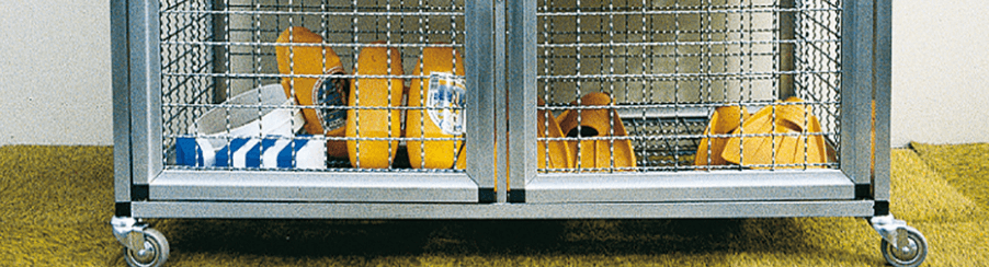 Gerätschaften, Schwimmutensilien und Trainingsgeräte ordentlich im Schwimmbad aufbewahren