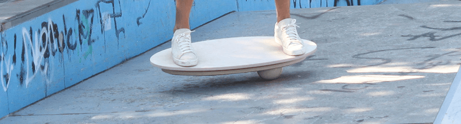 Verschiedene Balance Spiele für Freizeit, Training und Sportunterricht – Balancierbretter, Slacklines und Balancierspiele im Einsatz