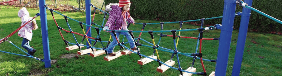 Kinder balancieren auf Spielplatz Balanciergeräte in einer modernen Spielumgebung