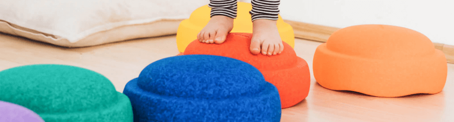 Verschiedene Balanciersteine für Freizeitspiele, vielseitig angeordnet auf einem Spielplatz – ideal zum Balancieren und Training des Gleichgewichts