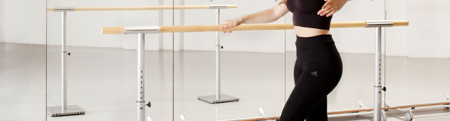 Trainingsraum mit Tänzerin an Ballett Ausstattung