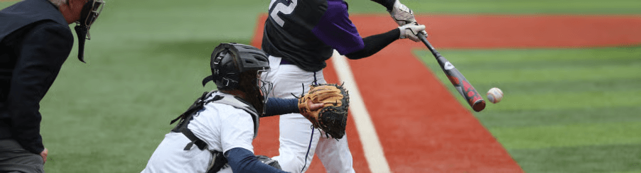 Baseball Spiel: Catcher mit Handschuh und Helm, Batter mit Baseballschläger versucht Baseball Ball zu schlagen