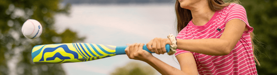 Baseball-Set für Teamsport mit Schlägern, Bällen und Handschuhen auf einem Spielfeld