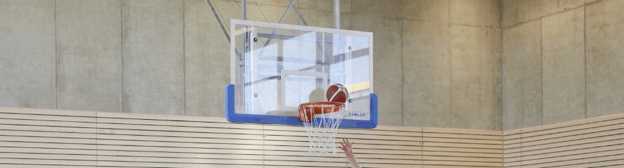 Basketballbrett für den Teamsport: Robuste Rückwand mit Basketballkorb in Sporthalle