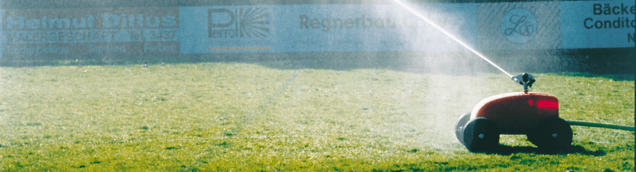 Moderne Sportplatzbewässerung mit Versenkregnern auf einem gepflegten Fußballplatz für Anlagenausstattung