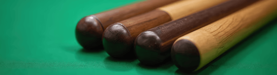 Verschiedene Billard Queues für Freizeitspieler als Auswahl für das nächste Billardspiel