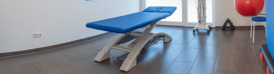 Große, hochwertige Bobath Liege mit stufenloser Höhenverstellung und stabilem Rädergestell für den Therapiebedarf in Praxis oder Klinik