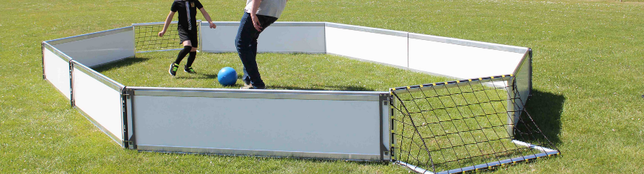 Fußball Minispielfeld mit Bandensystem und Kunstrasen für Training und Teamsport