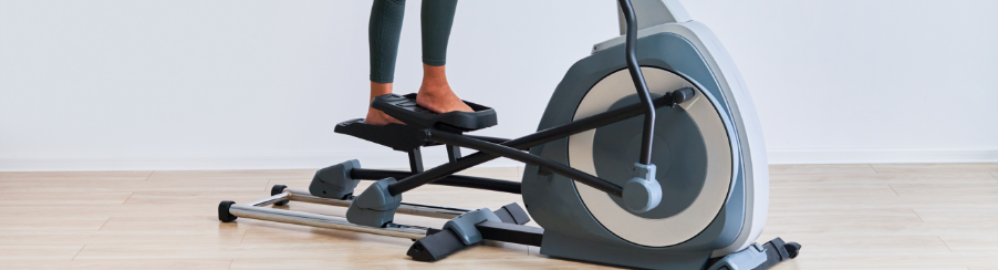 Zwei Personen auf einem Crosstrainer im Fitnessstudio