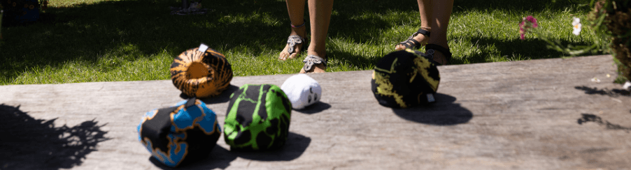Mehrere Personen spielen Crossboccia mit bunten Stoffbällen und Zielkugel im Freien – ideales Freizeitspiel für Jung und Alt