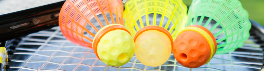 Crossminton Bälle verschiedener Typen für Training, Freizeit und Wettkampf auf einem Spielfeld