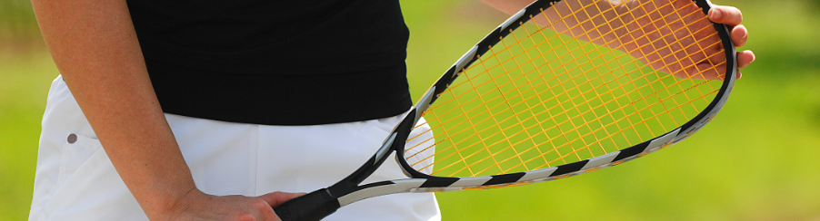 Ein Crossminton-Schläger liegt auf einem Spielfeld mit Speedminton-Ball, geeignet für Racketsport und Training.