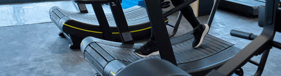 Motorloses gebogenes Laufband für Fitness- und Ausdauertraining im Studio oder Zuhause