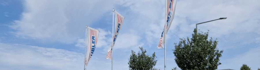 Fahnenmast auf einem Sportplatz, geeignet für die Ausstattung von Vereinsanlagen und öffentlichen Flächen
