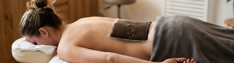 Gebrauchsfertige Fangopackung wird für die Wärmebehandlung im therapeutischen Umfeld vorbereitet