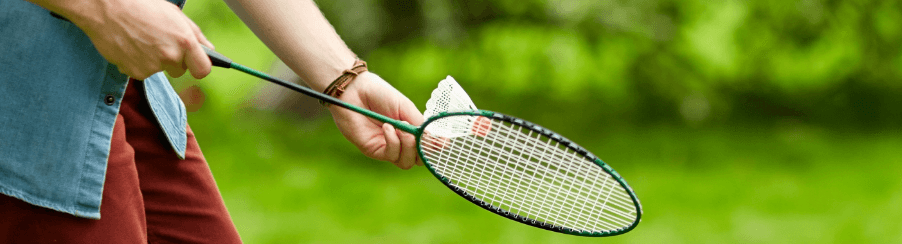 Personen spielen federball gemeinsam im Freien mit Federballschlägern und Federbällen – ideales Freizeitspiel für Erwachsene und Kinder