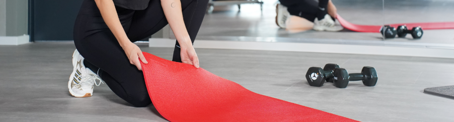 Viele bunte Fitnessmatten für unterschiedliche Sportarten