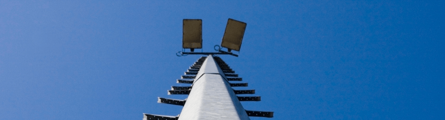 Flutlichtmasten für Fußballplätze mit LED-Strahlern und hoher Lichtpunkthöhe für professionelle Sportplatzbeleuchtung