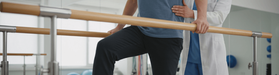 Therapiegeeignete Gehbarren mit stabilen Handläufen auf einer Trainingsplattform in einer Rehaklinik