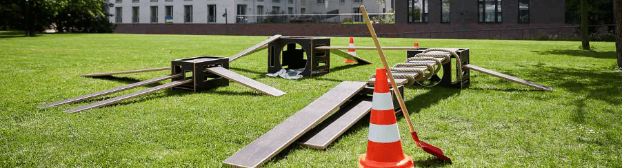 Verschiedene Geschicklichkeitsspiele im Freien in einer Bewegungslandschaft, Freizeitspaß und Bewegung für alle Altersgruppen
