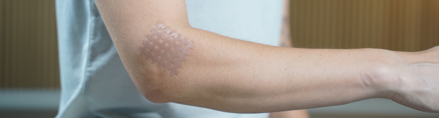 Netzartiges Gittertape zur Therapieunterstützung für verschiedene Körperbereiche anwenden
