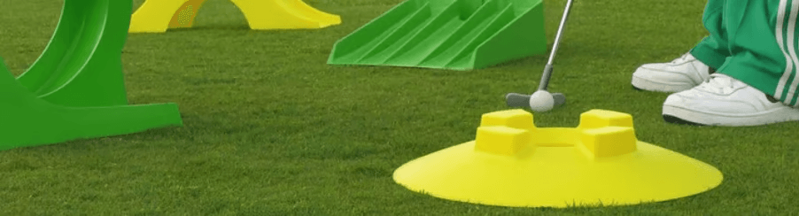 Golf Shop Bannerbild mit moderner Freizeitgolf-Ausrüstung, Golfschläger, Golfbags und Zubehör für Freizeitspieler auf dem Golfplatz