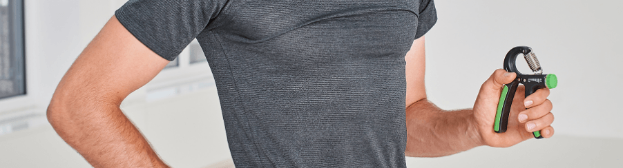 Mehrere Handtrainer aus verschiedenen Materialien für therapeutisches Handtraining im Einsatz