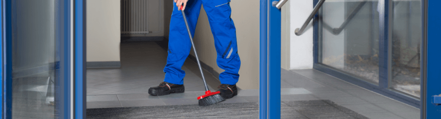 Hausmeister mit professionellem Reinigungszubehör und Werkzeugen im Einsatz in einer Sportanlage