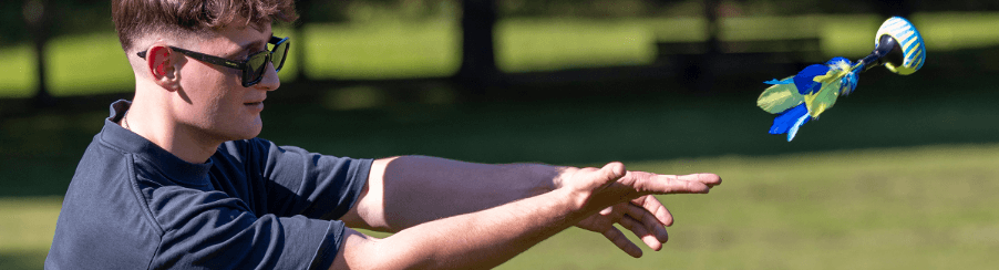 Fröhliche Freizeitspieler beim Indiaca Spiel im Park – gemeinsamer Spaß und Bewegung mit Indiaca für Teams und Familien