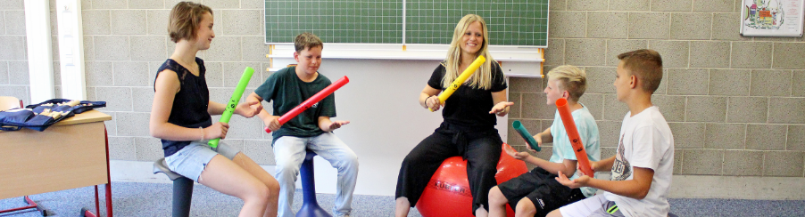 Rhythmische Instrumente für Gymnastik, Gruppenaktivitäten und Musikstunden auf einer Turnmatte