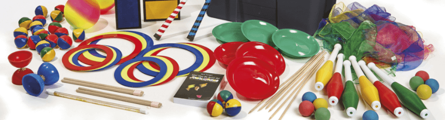Kinder spielen mit bunten Jonglierbällen, Jongliertellern und Jonglierringen im Freien – Jonglierset Kinder für Freizeitspiele