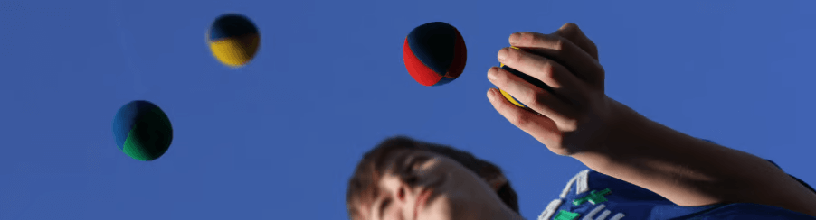 Verschiedene bunte Jonglierbälle für Freizeitspiele, geeignet für Kinder, Erwachsene und Gruppen