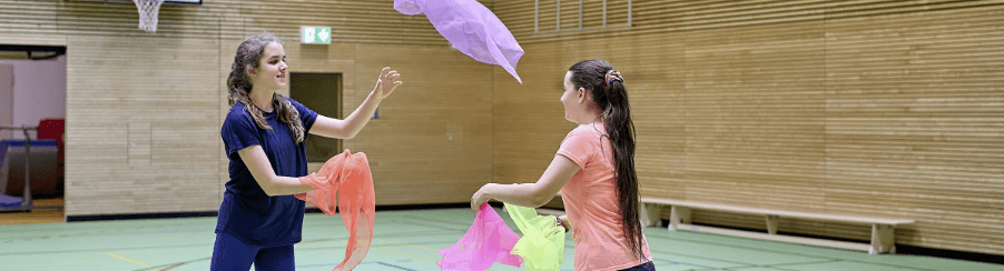 Mehrere farbige Jongliertücher für Freizeitspiele, gruppiert auf einer hellen Oberfläche