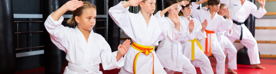 Kinder in hochwertigen Judoanzügen im Training