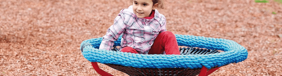 Kinder spielen auf einem modernen Karussell Spielplatz auf einem Außenbereich