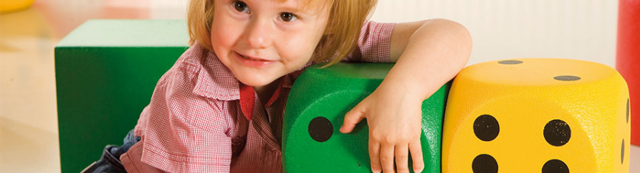 Schaumstoffwürfel in verschiedenen Farben und Größen für Ballspiele und kreative Bewegungslandschaften