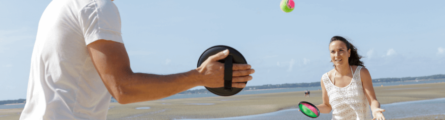 Kinder und Erwachsene spielen Klettballspiel gemeinsam im Garten – ideales Freizeitspiel für draußen