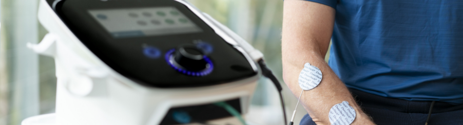 Medizinisches Kombigerät für Ultraschall und Elektrotherapie mit Bedienmodul und Zubehör zur Anwendung in der Physiotherapie