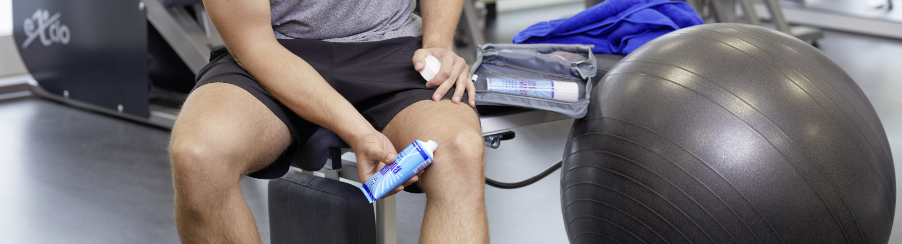 Professionelles Kühlgel zur lokalen Anwendung bei therapeutischem Bedarf, aufgetragen auf Bein und Gelenk