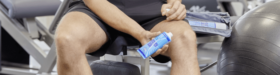 Mann verwendet Kühlspray zur schnellen Hautkühlung bei Prellung