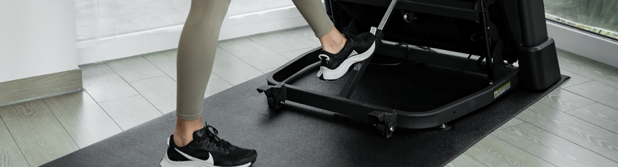 Klappbares Laufband für das Ausdauertraining zu Hause im Fitnessbereich