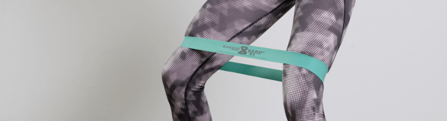 Fitnessbegeisterte trainieren mit hochwertigen Loop Bändern in verschiedenen Stärken und Farben